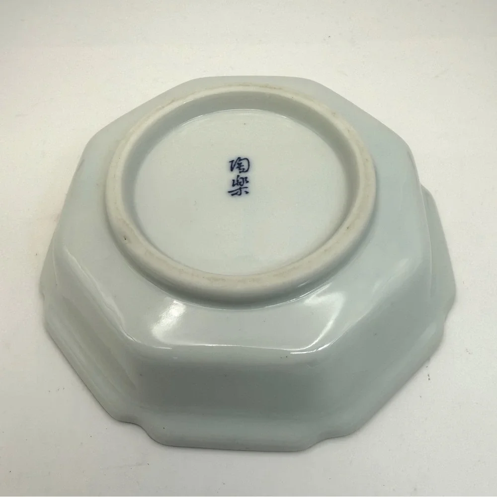 Japanese Kiyomizu-yaki Octagonal Bowl - Signed Tōraku (Morisato) - Blue‎ & White